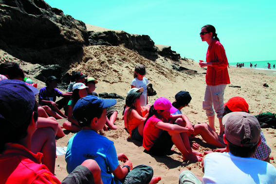 Stéphanie Caradec en animation à la dune du Pilat (33) devant une classe